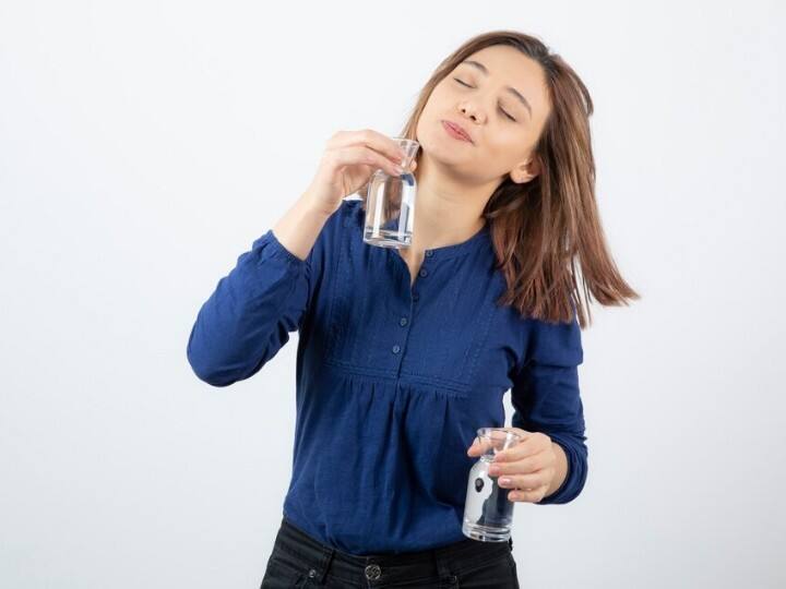 Over Hydration: अगर आप भी पीते हैं जरूरत से ज्यादा पानी तो ठहर जाएं, फायदे की जगह कहीं नुकसान में न बदल जाए आपकी ये आदत