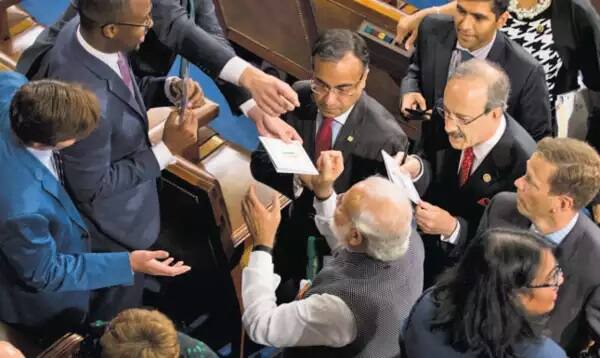 PM Modi's magic in America, lines of MPs for selfies and autographs, know what the atmosphere was like? અમેરિકામાં PM મોદીનો જાદુ, સેલ્ફી અને ઓટોગ્રાફ માટે સાંસદોની લાગી લાઈનો, જુઓ કેવો હતો માહોલ?