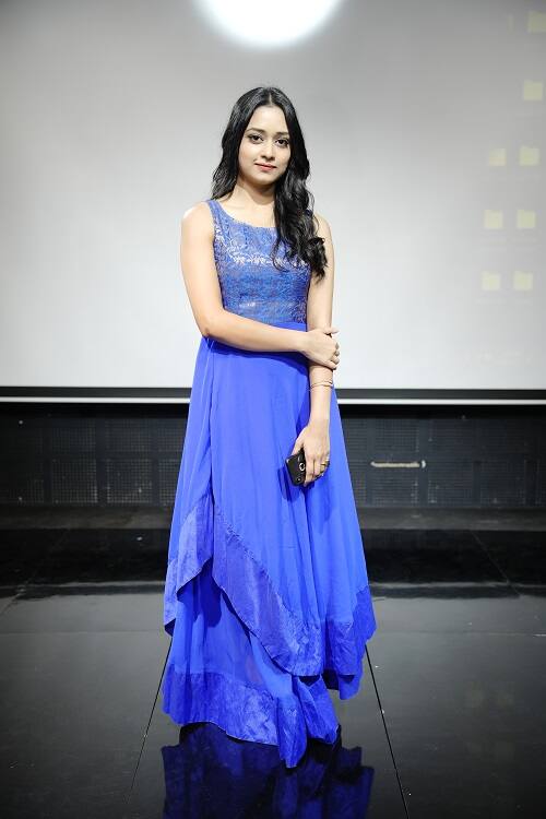 এদিকে সূর্য প্রথম দেখায় ভালবেসে ফেলেছিল হিয়ার ছোট বোন ঝিলিককে। কিন্তু পরে যখন জানতে পারে ঝিলিক মেয়ে নয়, মেয়ে আসলে হিয়া তখন ঝিলিক বাদে আবার হিয়ার প্রেমে পড়ে যায় তৎক্ষণাৎ।
