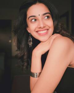 చిరు నవ్వులు చిందిస్తున్న మీనాక్షి- అమ్మడు అందానికి ఫిదా అవ్వాల్సిందే!