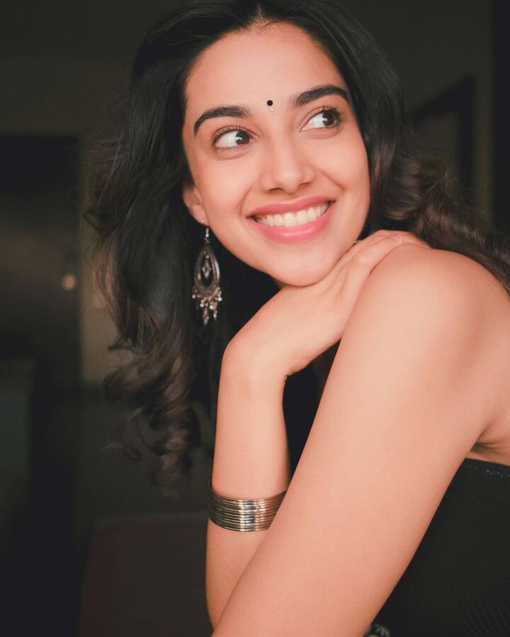 అడవి శేషుతో కలిసి ప్రేక్షకులను బాగా అలరించింది. Photo Credit: Meenakshi chaudhary/Instagram