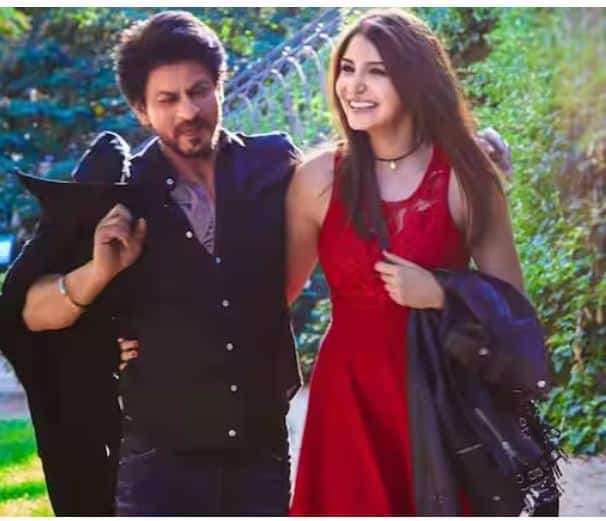 ਸ਼ਾਹਰੁਖ ਨਾਲ ਫਿਲਮ 'ਰਬ ਨੇ ਬਨਾ ਦੀ ਜੋੜੀ' 'ਚ ਧਮਾਲਾਂ ਪਾਉਣ ਵਾਲੀ ਅਨੁਸ਼ਕਾ ਉਸ ਤੋਂ 20 ਸਾਲ ਛੋਟੀ ਹੈ। ਇਸ ਫਿਲਮ ਤੋਂ ਇਲਾਵਾ ਦੋਵਾਂ ਨੇ 'ਜਬ ਹੈਰੀ ਮੇਟ ਸੈਜਲ' ਅਤੇ 'ਜਬ ਤੱਕ ਹੈ ਜਾਨ' ਵਰਗੀਆਂ ਫਿਲਮਾਂ ਕੀਤੀਆਂ ਹਨ।