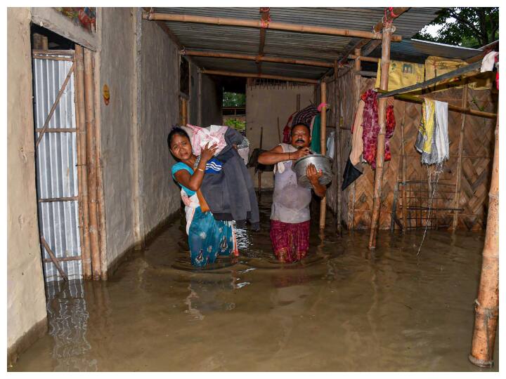 Assam Flood Situation worst Five lakh people affected 14000 leave their homes one dies yellow alert NDRF Relief team ready Assam Flood: पांच लाख लोग प्रभावित, 14 हजार को छोड़ना पड़ा घर और एक की मौत...असम में बाढ़ से लगातार बिगड़ रहे हालात