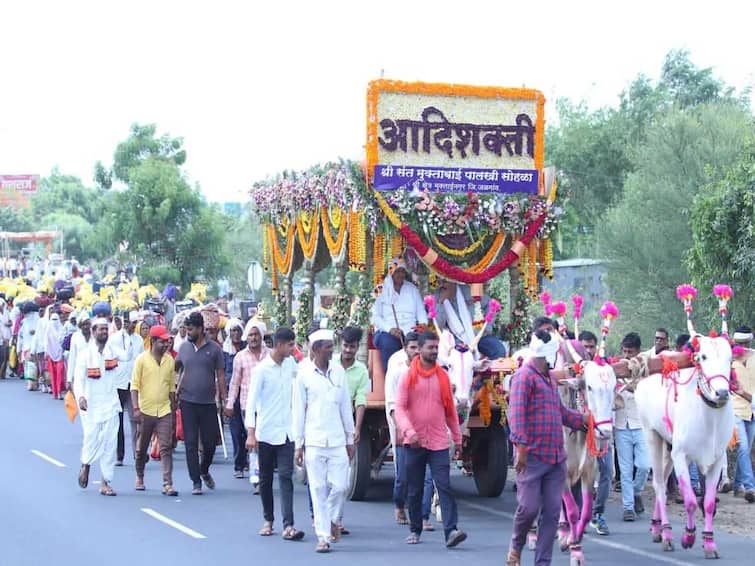 maharashtra news nashik news sant nivruttinath palkhi palanquin covered 339 km on foot, while Muktabai palakhi entered Solapur district Ashadhi Wari : नाथांच्या पालखीला बावीस दिवस पूर्ण, 339 किमीचा पायी प्रवास, तर मुक्ताबाईंच्या पालखीचा 388 किमीचा पायी प्रवास