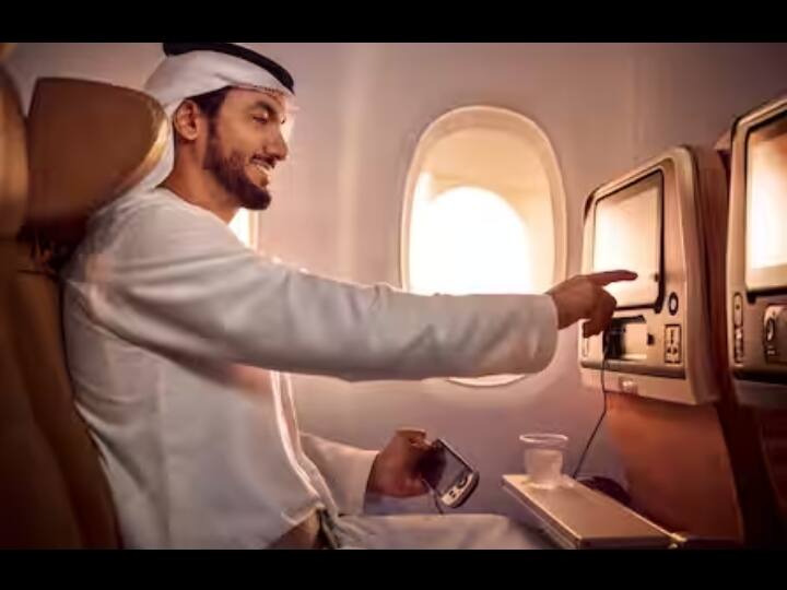 एतिहाद एयरवेज के एयरबस 380 प्लेन का इंटीरियर किसी महल से कम नहीं है. इसमें यात्रियों को आलिशान बैडरूम और खाने सहित कई लग्जरी सुविधाएं दी जाती हैं. इस फ्लाइट की टिकट 20 लाख से शुरू होती है और 50 लाख तक जाती है.