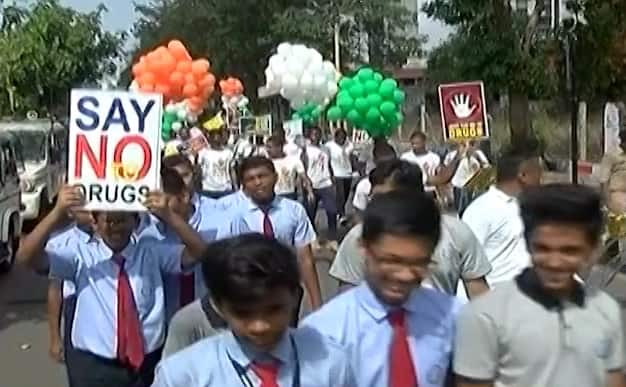 Surat News: Today Say No To Drugs rally organized by surat school students over the drugs control and awareness in state Surat: શાળાના બાળકો દ્વારા શહેરમાં યોજાઇ 'Say No To Drugs' રેલી, ડ્રગ્સ અંગે જાગૃતતા લાવવાની અનોખી પહેલ