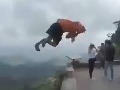 Viral Video: ਖੱਡ ਕਿਨਾਰੇ ਸ਼ਖਸ ਨੇ ਕੀਤਾ 'ਘਾਤਕ ਸਟੰਟ', ਪੈਰ ਫਿਸਲਣ ਕਾਰਨ ਵਿਗੜਿਆ ਸੰਤੁਲਨ, ਡਿੱਗਿਆ - VIDEO