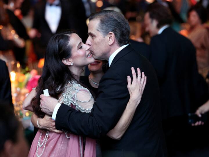 Hunter Biden, (R) son of US President Joe Biden, greets his sister Ashley Biden (L) during a state dinner at the White House on June 22, 2023 in Washington, DC.