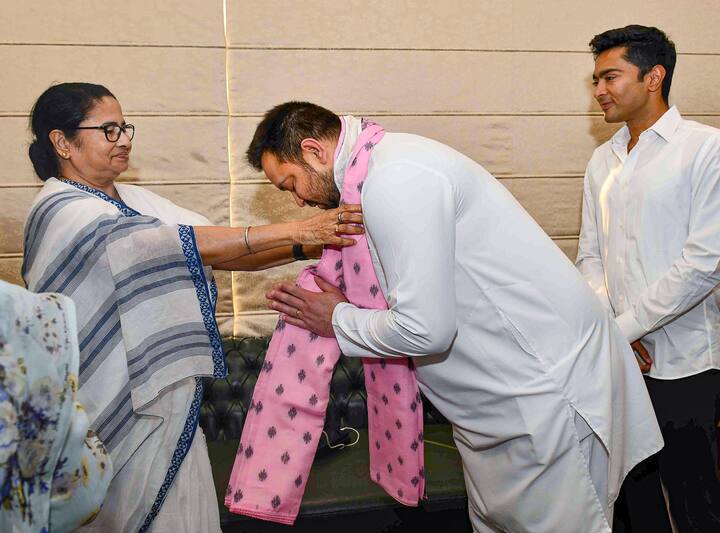 সেখানে লেখা হয়েছে, 'গঠনমূলক আলোচনা হয়েছে। গুরুত্বপূর্ণ বিষয়ে আমরা আমাদের মতামত জানিয়েছি।' বিরোধী জোটের বৈঠক নিয়ে আশার কথা জানিয়েছেন মমতা বন্দ্যোপাধ্যায়। বিরোধী দলগুলির মত বিনিময়ের জন্য এই মিটিং অত্যন্ত গুরুত্বপূর্ণ বলে মন্তব্য করেছেন মমতা বন্দ্যোপাধ্য়ায়। দেশকে নতুন উচ্চতায় নিয়ে যাওয়ার জন্য এবং দেশবাসীর জন্য আরও ভাল কাজের রাস্তা তৈরি করার জন্য এই বৈঠক প্রয়োজন বলে মনে করেছেন তিনি। মমতা বন্দ্যোপাধ্যায় লিখেছেন, 'ওঁরা ওঁদের মূল্যবান সময় দিয়েছেন বলে আমি কৃতজ্ঞতা প্রকাশ করছি। দেশবাসীর উন্নতির জন্য আমরা একসঙ্গে এমন কাজ চালিয়ে যেতে পারি।'