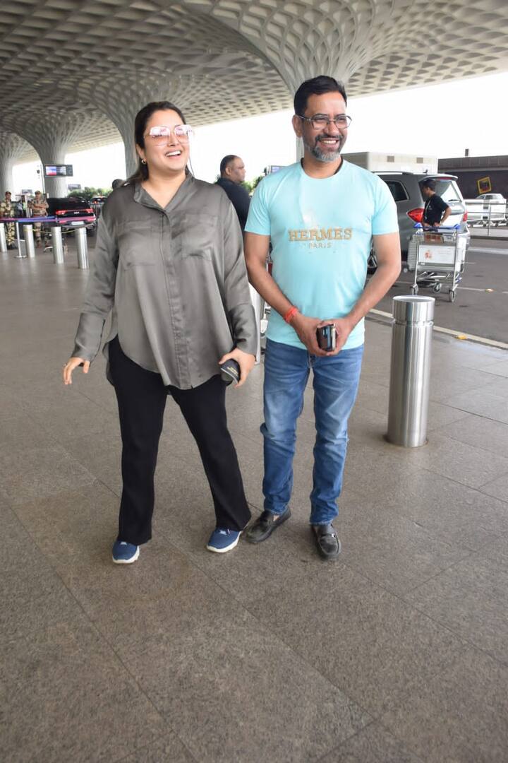 वहीं बात करें निरहुआ की तो वो भी इस दौरान काफी सिंपल लुक में दिखाई दिए है. एक्टर ने स्काई ब्लू टीशर्ट के साथ ब्लू जींस पहनी हुई है.