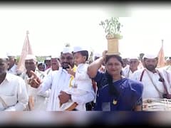 PHOTO : टाळ-मृदंगाचा ठेका, पत्नीची साथ, कडेवर चिमुकला, वारीच्या वाटेवर अमोल मिटकरी सहकुटुंब रमले