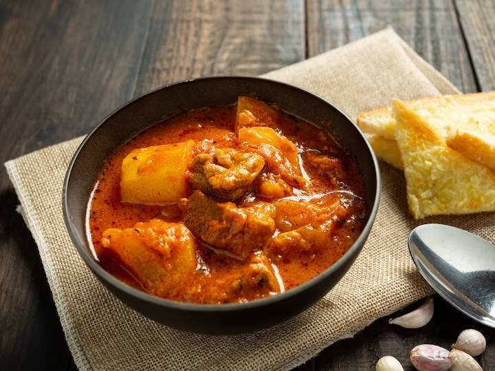 पूरी दुनिया में चिकेन से बनी रेसिपी को काफी ज्यादा पसंद किया जाता है. चिकेन में विटामिन बी3 और बी कॉम्पलेक्स होता है जो शरीर को कई तरह के विटामिन प्रदान करता है. यह प्रोटीन से भरपूर होता है. जो हमारी मांसपेशियों के लिए काफी अच्छा होता है. बटर चिकन रेसिपी या मुर्ग मखनी इंडियन रेसिपी में से प्रमुख है. थोड़े मीठे और हल्के मसालेदार स्वाद के साथ चिकन बटर मसाला, यह मांसाहारी रेसिपी पारंपरिक रूप से बचे हुए तंदूरी चिकन के साथ बनाई जाती थी. जिसे दही और मसालों के मिश्रण के साथ मैरीनेट किया जाता था और फिर टमाटर और क्रीम और ढेर सारे मक्खन की ग्रेवी में पकाया जाता था.