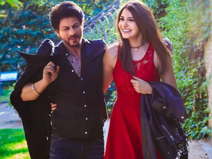 फिल्म 'रब ने बना दी जोड़ी' में शाहरुख के साथ धमाल मचाने वाली अनुष्का उनके उम्र में 20 साल छोटी हैं. दोनों ने इस फिल्म के अलावा 'जब हैरी मेट सैजल' और 'जब तक है जाान' जैसी फिल्में की हैं.