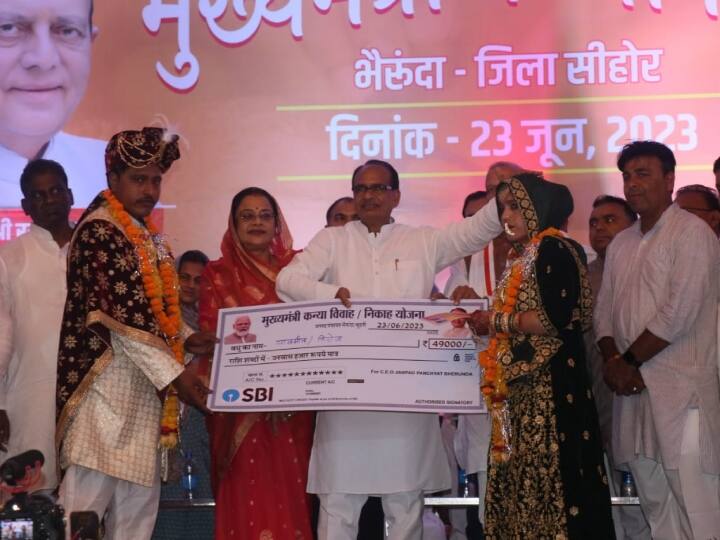 MP CM Shivraj Singh Chouhan participated in Samuhik Vivah with wife in Sehore ann MP News: सीहोर में सीएम शिवराज पत्नी के साथ सामूहिक विवाह में हुए शामिल, वधुओं को दिए गए 49 हजार के चेक