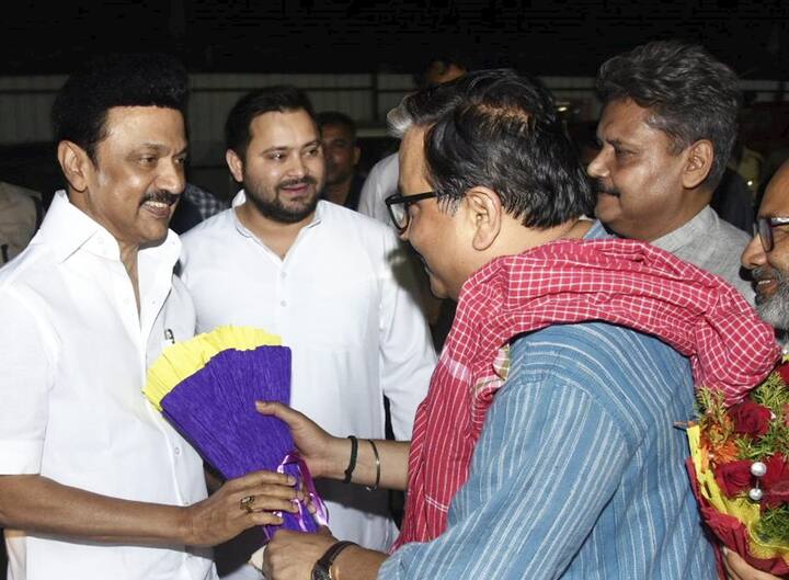 বিজেপি বিরোধী শিবিরকে একজোট করতে এর আগে নবান্নে এসেছিলেন খোদ নীতীশ কুমার। লালুপ্রসাদ যাদবের ছেলে তথা বিহারের উপমুখ্যমন্ত্রী তেজস্বী যাদবও নীতীশের সঙ্গে নবান্নে এসেছিলেন। বিরোধী জোটের কৌশল নিয়ে নবান্নেই বৈঠক হয় তাঁদের মধ্যে। তার পর একসঙ্গে সাংবাদিক বৈঠকও করেন সকলে। সেই সময় মমতাই পটনায় বিরোধী শিবিরের বৈঠকের প্রস্তাব দেন।