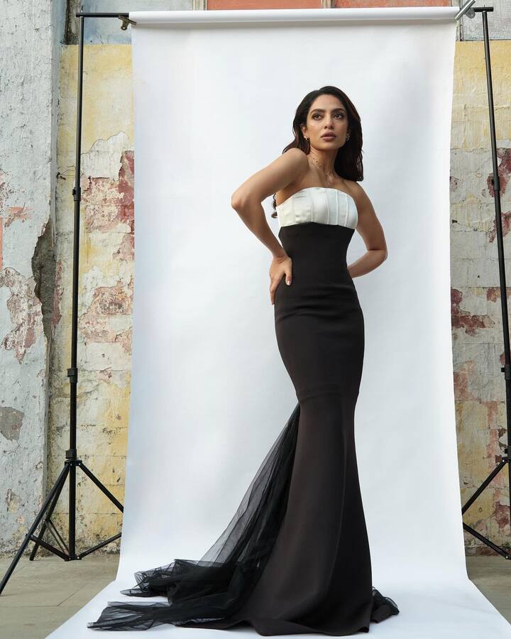 She looked stunning as she posed in the black and white gown. (Image Source: Instagram/Sobhita Dhulipala)