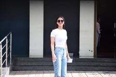 व्हाइट टीशर्ट के साथ ब्लू डेनिम में Vaani Kapoor लगीं बेहद स्टाइलिश, एक्ट्रेस ने ब्लैक सनग्लासेस के साथ दिखाया स्वैग