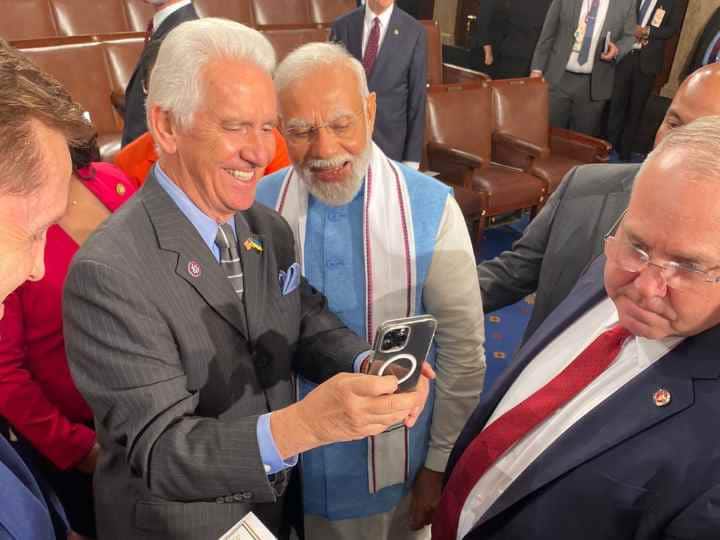 प्रधानमंत्री नरेंद्र मोदी ने कहा कि हमारे पास 2500 से अधिक राजनीतिक दल हैं. भारत के विभिन्न राज्यों में लगभग 20 अलग-अलग पार्टियां शासन करती हैं.