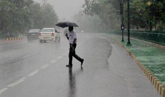 राज्यातील शेतकरी पावसाच्या प्रतिक्षेत कायम आहेत. पावसामुळं शेतकऱ्यांच्या पेरण्या खोळंबल्या आहेत. तर काही ठिकाणी पाण्याअभावी शेतकऱ्यांची पिकं वाया जाण्याच्या मार्गावर आहेत.