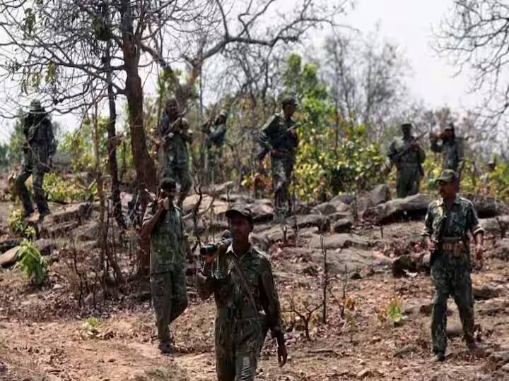 Jharkhand Security forces big success in West Singhbhum Demolishing Naxalites camp Jharkhand News: पश्चिमि सिंहभूम में सुरक्षाबलों को मिली बड़ी कामयाबी! नक्सलियों का कैंप ध्वस्त कर बरामद किया ये सामान