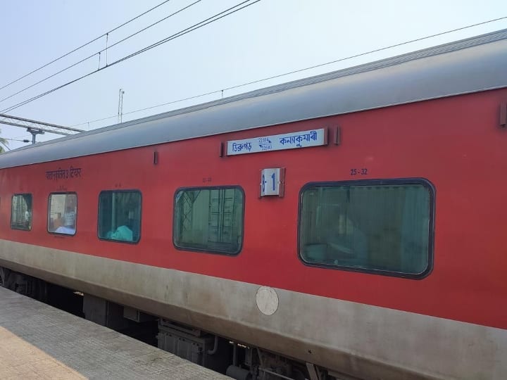 विवेक एक्सप्रेस (डिब्रूगढ़ से कन्याकुमारी):- यह एक्सप्रेस ट्रेनों की एक सीरीज है, जो 4 अलग-अलग रूट्स पर चलती हैं. इस रेलगाड़ी का का सबसे लंबा रूट डिब्रूगढ़ से कन्याकुमारी तक 4273 किमी लंबा है. इस सफर को यह ट्रेन 80 घंटे 15 मिनट में पूरा करती है. इस दौरान यह 9 राज्यों से गुजरते हुए करीब 55 स्टॉप लेती है.