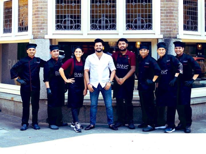 सुरेश रैना ने अपने सोशल मीडिया हैंडल से जो फोटो शेयर किया है, उसमें वह खाना बनाते और सेफ के रूप में नजर आ रहे हैं. इसके अलावा सुरेश रैना के साथ रेस्टोरेंट के अन्य स्टॉफ नजर आ रहे हैं.