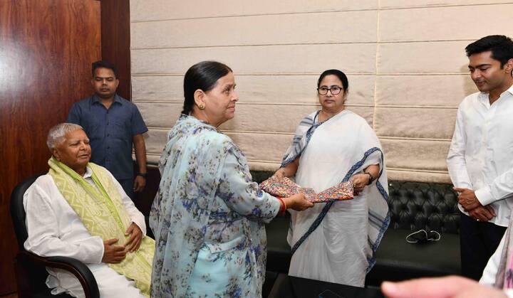 এদিন বৈঠকের আগে রাহুল গাঁধী বলেন, 'পাটনায় বিরোধীরা একজোট হয়েছি, বিজেপিকে হারানোর প্রস্তুতি নিতে। দেশে হিংসা ছড়িয়ে দেওয়ার রাজনীতি করছে বিজেপি, প্রতিক্রিয়া রাহুল গাঁধীর। কর্ণাটকের মতো সবাই মিলে বিজেপিকে হারাব।'