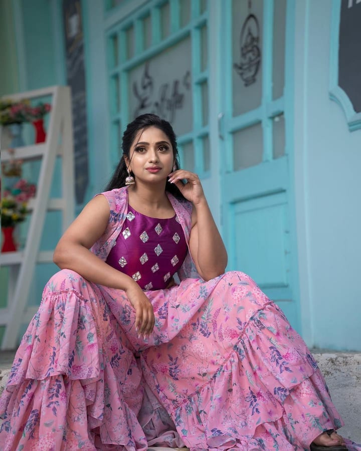 సోషల్ మీడియాలో యాక్టివ్ గా ఉండే ఆషిక ఎప్పటికప్పుడు ఫొటోస్, వీడియోస్ షేర్ చేస్తుంటుంది..
