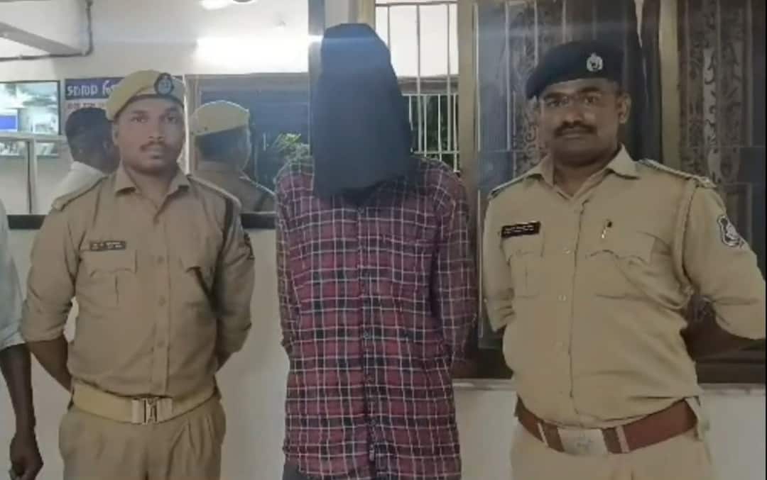 Crime News: પરિણીતાએ શરીર સંબંધ બાંધવા યુવક પાસેથી લીધા 2500 રૂપિયા અને.... The police solved the case of murder of a girl in Navsari Crime News: પરિણીતાએ શરીર સંબંધ બાંધવા યુવક પાસેથી લીધા 2500 રૂપિયા અને....