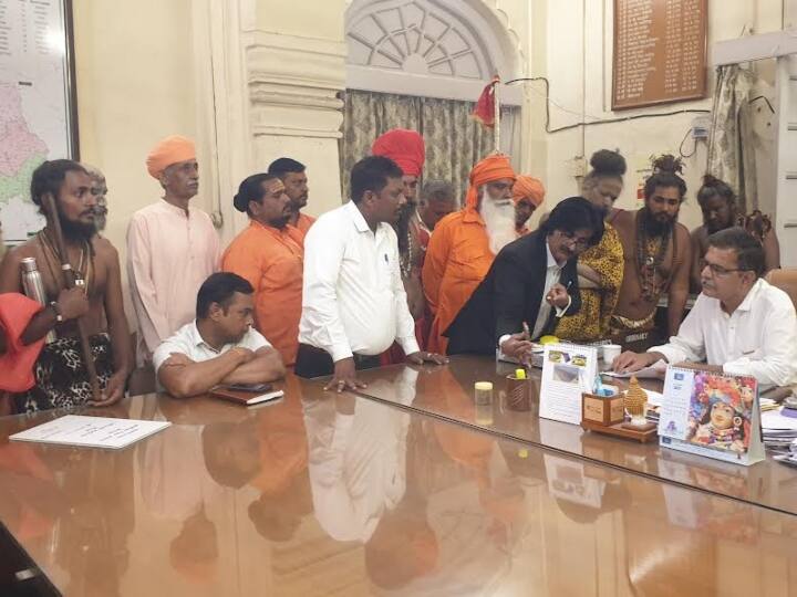 Joadhpur: मंदिर में लगी प्रतिमाओं और शिवलिंग को खंडित करने पर नागा साधुओं में आक्रोश, जिला कलेक्टर को ज्ञापन सौंपकर की ये मांग Jodhpur Tepmle Lord idols and Shivalinga broken Naga sadhu in Anger demand Action from Collector Ann Joadhpur: मंदिर में लगी प्रतिमाओं और शिवलिंग को खंडित करने पर नागा साधुओं में आक्रोश, जिला कलेक्टर को ज्ञापन सौंपकर की ये मांग