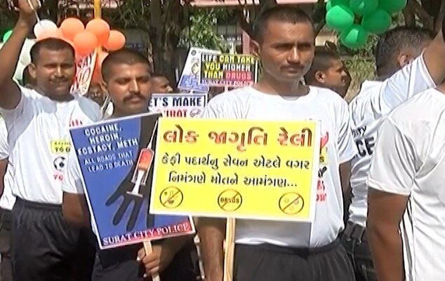 Surat: શાળાના બાળકો દ્વારા શહેરમાં યોજાઇ 'Say No To Drugs' રેલી, ડ્રગ્સ અંગે જાગૃતતા લાવવાની અનોખી પહેલ