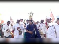 PHOTO : टाळ-मृदंगाचा ठेका, पत्नीची साथ, कडेवर चिमुकला, वारीच्या वाटेवर अमोल मिटकरी सहकुटुंब रमले