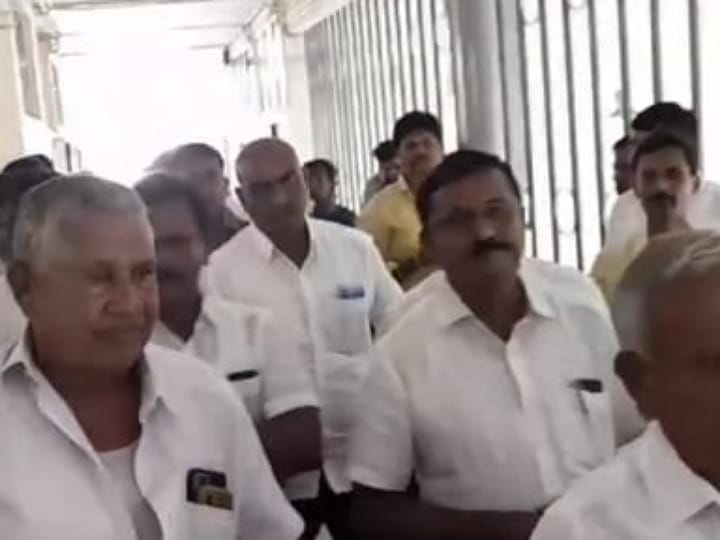 Karur: குவாரி மற்றும் கிரசர் தொழிலை நிறுத்தி வைப்பதாக  ஆட்சியரிடம் உரிமையாளர்கள் மனு