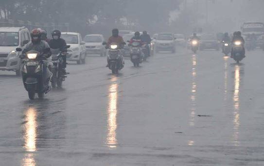 आजपासून राज्यात पावसाची शक्यता हवामान विभागानं वर्तवली आहे.