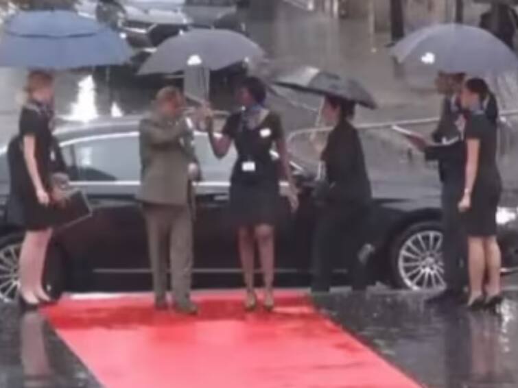 Viral Video Pakistan PM Shehbaz Sharif walks red carpet snatching umbrella from female officer Paris detail marathi news PM Shehbaz Sharif Viral: छत्री हिसकावून घेतली? पाकिस्तानचे पंतप्रधान शाहबाज शरीफ यांचा व्हिडिओ चर्चेत
