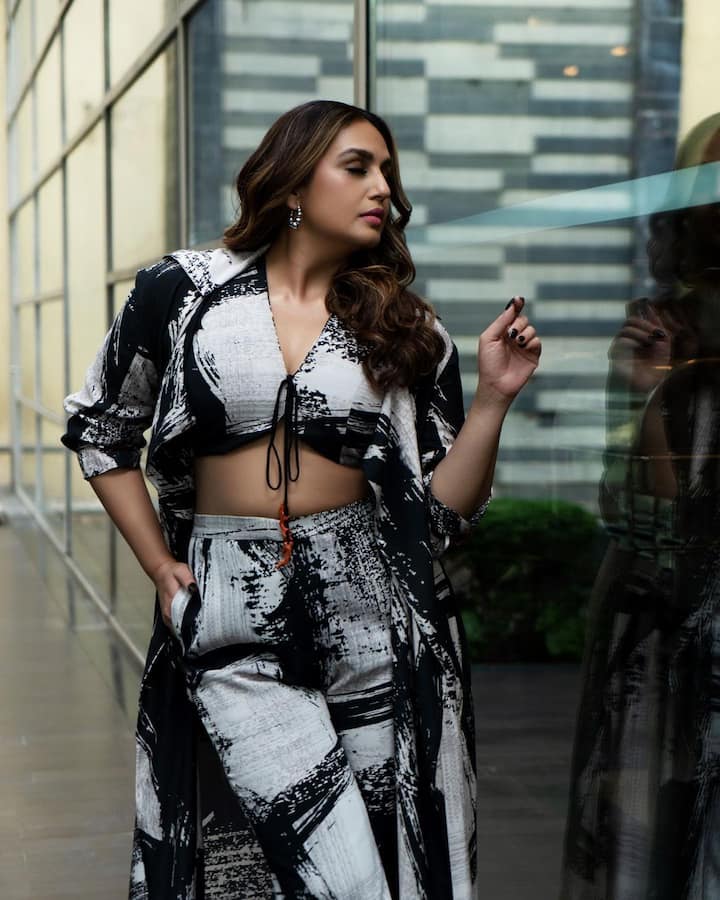 She looked stunning in the co-ord set which comprised a crop top featuring a knot-string which she has paired with pants and a jacket. (Image Source: Instagram/Huma Qureshi)
