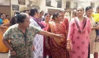Rajkot: રાજકોટમાં મહિલાઓનો હોબાળો, ગટર-પાણીની સમસ્યાનો નિકાલ ના આવતા રસ્તાં પર ઉતરીને કર્યો વિરોધ