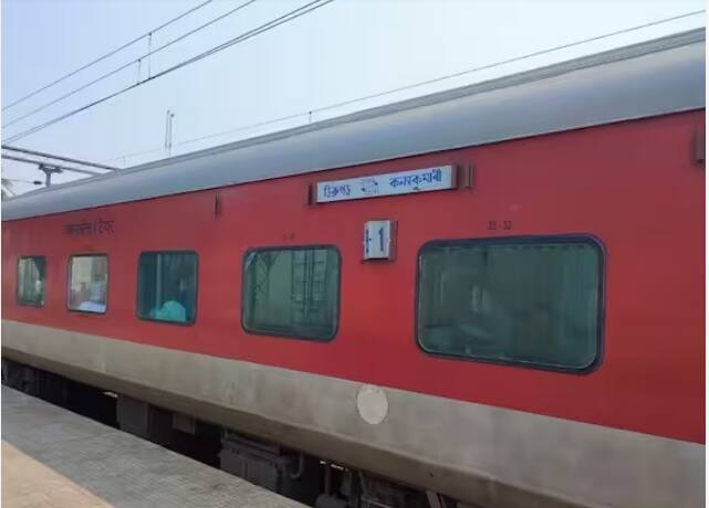 ਵਿਵੇਕ ਐਕਸਪ੍ਰੈਸ (ਡਿਬਰੂਗੜ੍ਹ ਤੋਂ ਕੰਨਿਆਕੁਮਾਰੀ):- ਇਹ ਐਕਸਪ੍ਰੈਸ ਟਰੇਨਾਂ ਦੀ ਇੱਕ ਲੜੀ ਹੈ, ਜੋ 4 ਵੱਖ-ਵੱਖ ਰੂਟਾਂ 'ਤੇ ਚੱਲਦੀ ਹੈ। ਇਸ ਟਰੇਨ ਦਾ ਸਭ ਤੋਂ ਲੰਬਾ ਰੂਟ ਡਿਬਰੂਗੜ੍ਹ ਤੋਂ ਕੰਨਿਆਕੁਮਾਰੀ ਤੱਕ 4273 ਕਿਲੋਮੀਟਰ ਹੈ। ਇਹ ਟਰੇਨ ਇਹ ਸਫਰ 80 ਘੰਟੇ 15 ਮਿੰਟ 'ਚ ਪੂਰਾ ਕਰਦੀ ਹੈ। ਇਸ ਦੌਰਾਨ 9 ਰਾਜਾਂ ਵਿੱਚੋਂ ਲੰਘਦੇ ਹੋਏ ਲਗਭਗ 55 ਸਟਾਪ ਲੱਗਦੇ ਹਨ।