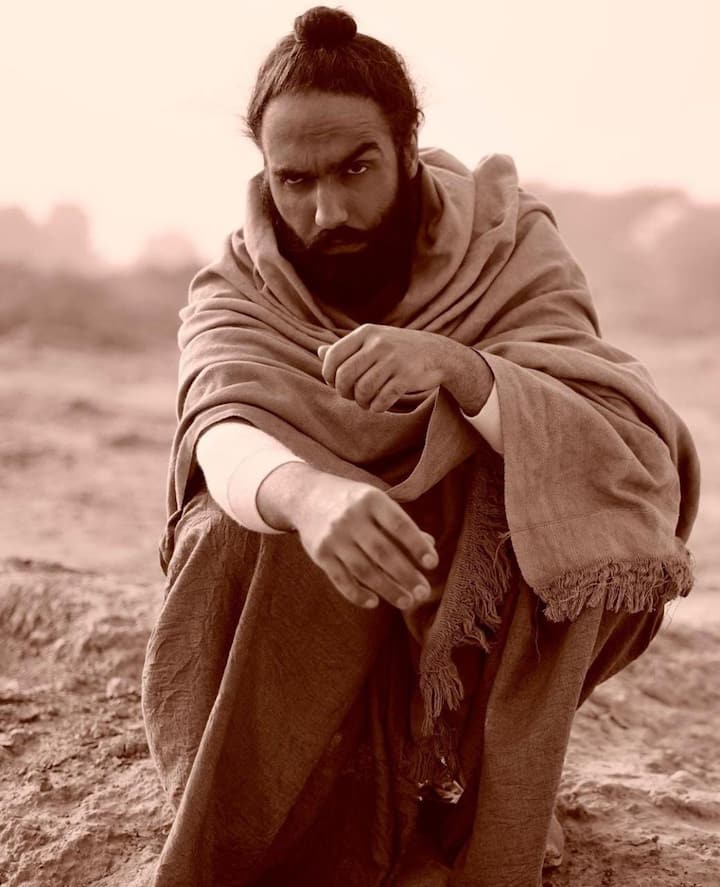 ਦੂਜੇ ਪਾਸੇ, ਕੁੱਝ ਲੋਕਾਂ ਨੇ ਕਿਹਾ ਕਿ ਜਿਊਣਾ ਮੌੜ ਦੇ ਕਿਰਦਾਰ 'ਚ ਦੇਵ ਖਰੌੜ ਨੂੰ ਹੋਣਾ ਚਾਹੀਦਾ ਸੀ। ਨਾਲ ਹੀ ਕੁੱਝ ਲੋਕ ਇਹ ਕਹਿ ਕੇ ਵੀ ਐਮੀ ਵਿਰਕ ਦੀ ਨਿੰਦਾ ਕਰ ਰਹੇ ਹਨ ਕਿ ਉਹ ਜਿਊਣਾ ਮੌੜ ਦੇ ਕਿਰਦਾਰ ਨਾਲ ਇਨਸਾਫ ਨਹੀਂ ਕਰ ਸਕੇ। ਲੋਕਾਂ ਨੂੰ ਐਮੀ ਵਿਰਕ ਦਾ ਕਿਰਦਾਰ ਦੇਖ ਕੇ ਗੁੱਗੂ ਗਿੱਲ ਦੇ ਜਿਊਣਾ ਮੌੜ ਵਾਲੇ ਕਿਰਦਾਰ ਦੀ ਯਾਦ ਆ ਰਹੀ ਹੈ।