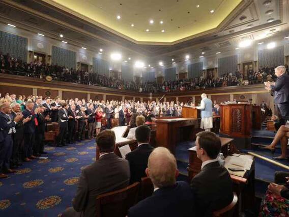 PM Modi in US: रूस-यूक्रेन युद्ध, भारत-अमेरिका संबंध... अमेरिकी संसद में पीएम मोदी के भाषण से गूंजी तालियां, देखें ऐतिहासिक तस्वीरें