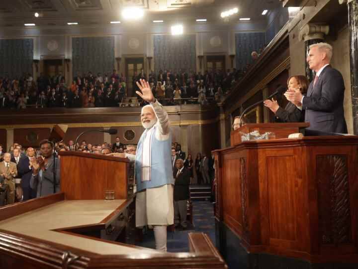 PM Modi US Visit: प्रधानमंत्री नरेंद्र मोदी गुरुवार को अमेरिकी संसद पहुंचे और पीएम दोनों सदन के संयुक्त सत्र को संबोधित करते हुए नजर आए. इस दौरान पीएम मोदी ने अपने भाषण में कई बड़ी बातें कहीं.