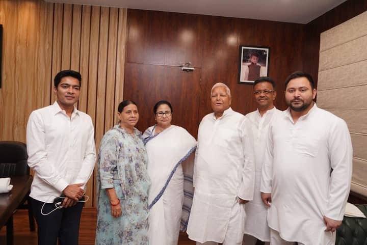 দীর্ঘদিন পর মুখোমুখি হবেন মমতা বন্দ্য়োপাধ্য়ায়, রাহুল গাঁধী। বিহারের মুখ্য়মন্ত্রী নীতীশ কুমারের ডাকে বৈঠকে বসছে ২১টি বিরোধী দল। মমতা বন্দ্য়োপাধ্য়ায়, অভিষেক বন্দ্য়োপাধ্য়ায় ছাড়াও উপস্থিত থাকবেন রাহুল গাঁধী, কংগ্রেস সভাপতি মল্লিকার্জুন খাড়গে। উপস্থিত থাকার কথা সিপিএমের সাধারণ সম্পাদক সীতারাম ইয়েচুরি, তামিলনাড়ুর মুখ্যমন্ত্রী এম কে স্ট্যালিনের।