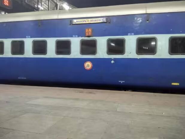 ਨਵਯੁਗ ਐਕਸਪ੍ਰੈਸ (ਮੰਗਲੌਰ ਤੋਂ ਜੰਮੂ):- ਇਹ ਇੱਕ ਹਫ਼ਤਾਵਾਰੀ ਐਕਸਪ੍ਰੈਸ ਰੇਲਗੱਡੀ ਹੈ, ਜੋ ਜੰਮੂ ਤਵੀ ਤੋਂ ਮੰਗਲੌਰ ਸੈਂਟਰਲ ਤੱਕ ਜਾਂਦੀ ਹੈ। ਇਸ ਦੌਰਾਨ ਟਰੇਨ 3607 ਕਿਲੋਮੀਟਰ ਦੀ ਦੂਰੀ ਤੈਅ ਕਰਦੇ ਹੋਏ 61 ਸਟੇਸ਼ਨਾਂ 'ਤੇ ਰੁਕਦੀ ਹੈ। ਇਸ ਯਾਤਰਾ ਵਿੱਚ 68 ਘੰਟੇ ਲੱਗਦੇ ਹਨ।