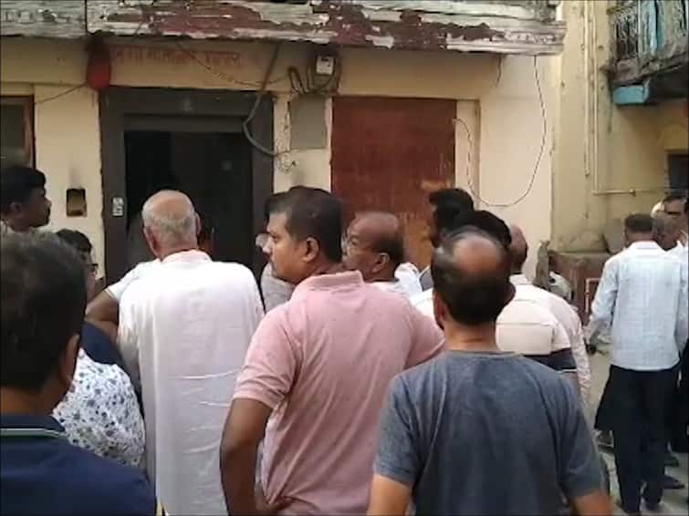 Ahmednagar Crime News Robbery at house in Shevgaon two dead and one injured in attack traders and villagers called for Bandh Ahmednagar Crime : शेवगावमध्ये भरवस्तीतील घरावर भल्या पहाटे दरोडा, दोघांचा मृृत्यू एक जखमी; व्यापारी आणि गवाकऱ्यांकडून बंदची हाक