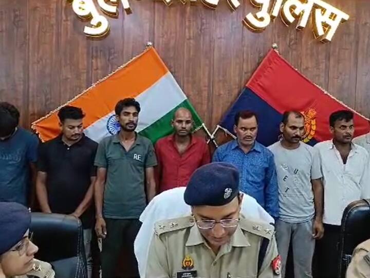 Bulandshahr police caught 10 members of electricity wire theft gang one accused death while jumping ANN UP Crime: बुलंदशहर में बिजली तार चोरी करने वाली गैंग का पर्दाफाश, 10 क्विंटल तार बरामद, 10 लोग गिरफ्तार