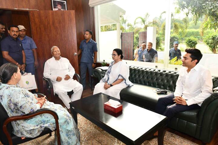 কর্নাটক বিধানসভা নির্বাচনের পরাজিত হওয়ার পর এই মুহূর্তে দেশের ১০ রাজ্যে একক ভাবে ক্ষমতায় রয়েছে বিজেপি। জোট সরকারে ক্ষমতায় রয়েছে আরও চার রাজ্যে। তাই ২০২৪-এর লোকসভা নির্বাচনে তৃতীয় বারের জন্য বিজেপি-র ক্ষমতায় আসা আটকাতে মরিয়া চেষ্টা চালাচ্ছে বিরোধী শিবির। তার জন্য কোন কোন কৌশল অবলম্বন করা হবে, সেই নিয়েই পটনায় বিশদ আলোচনা হবে।