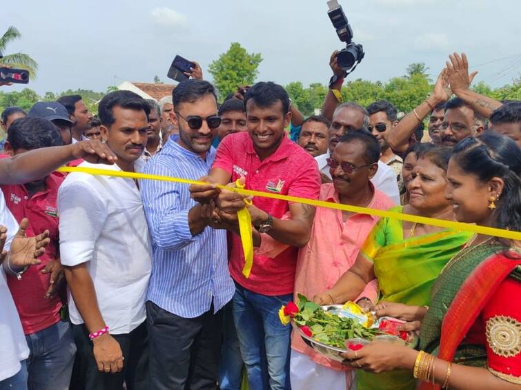 Cricketer Dinesh Karthik Inaugurated Natarajan Cricket Ground Salem Chinnappampatti Natarajan Cricket Ground: 'கையிலே ஆகாசம்.. கொண்டுவந்த உன் பாசம்..’ : இளம் வீரர்களுக்கான நடராஜனின் கிரிக்கெட் மைதானம் திறப்பு..