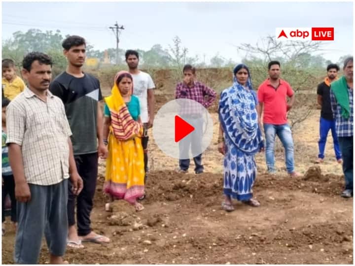 Bilashpur congress leader threatens farmer on camera for disputed land Video Viral ann Watch: 'जिला अध्यक्ष हूं, उठाकर ले जाउंगा', छत्तीसगढ़ में कांग्रेस नेता ने किसान को दी धमकी, वीडियो वायरल