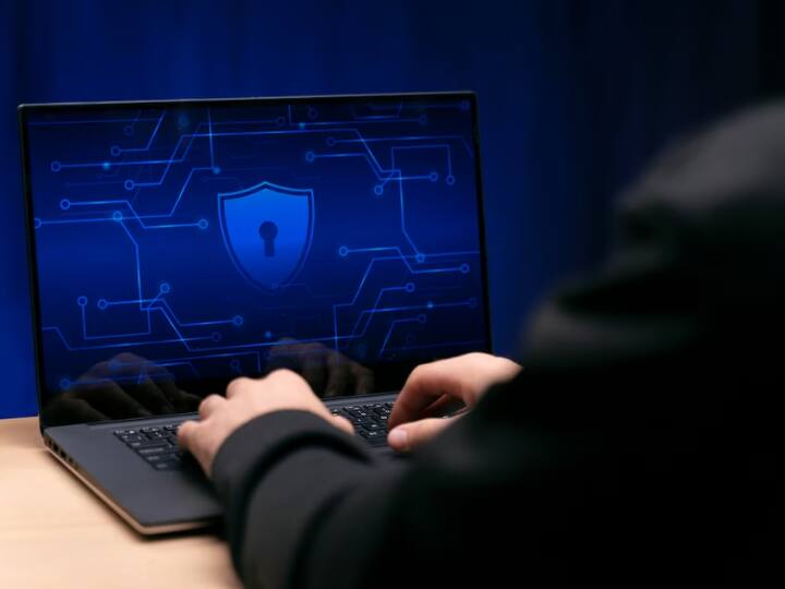 भारत में AliExpress से अगर आप ऑर्डर करना चाहते हैं तो इसके लिए आपको थर्ड पार्टी की हेल्प लेनी होगी जो AliExpress से भारत में प्रोडक्ट्स शिप करते हैं. दूसरा तरीका VPN के जरिए आर्डर करना है. VPN IP एड्रेस को मास्क कर देता है और इससे ऐसा लगता है जैसे आप किसी दूसरे देश में हों. ध्यान दें, भारत सरकार ने बैन साइट्स और ऐप्स के लिए VPN का इस्तेमाल न करने की सलाह दी है. अगर आप ऐसा करते हैं तो आपके खिलाफ कार्रवाई की जा सकती है.