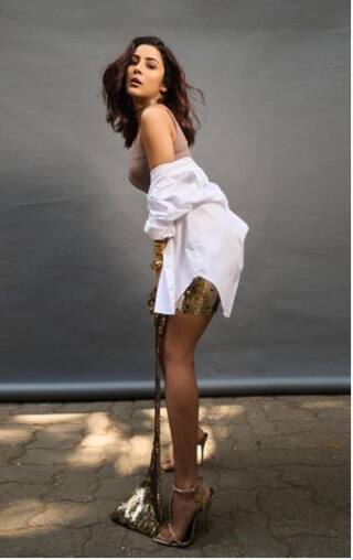 Shehnaaz Gill दुबई के एक इवेंट में पहुंचीं, स्टेज पर नीचे बैठीं, फैंस के साथ किया इंटरैक्ट  ENT LIVE